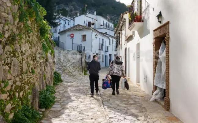 Llegada de los primeros vecinos desalojados a Grazalema, en Cádiz
