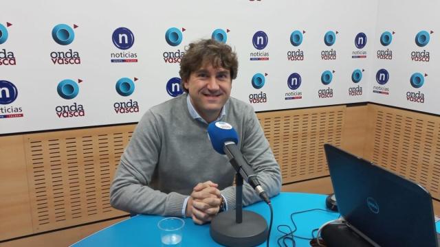 El secretario general del PSE-EE, Eneko Andueza, durante su entrevista en Onda Vasca.