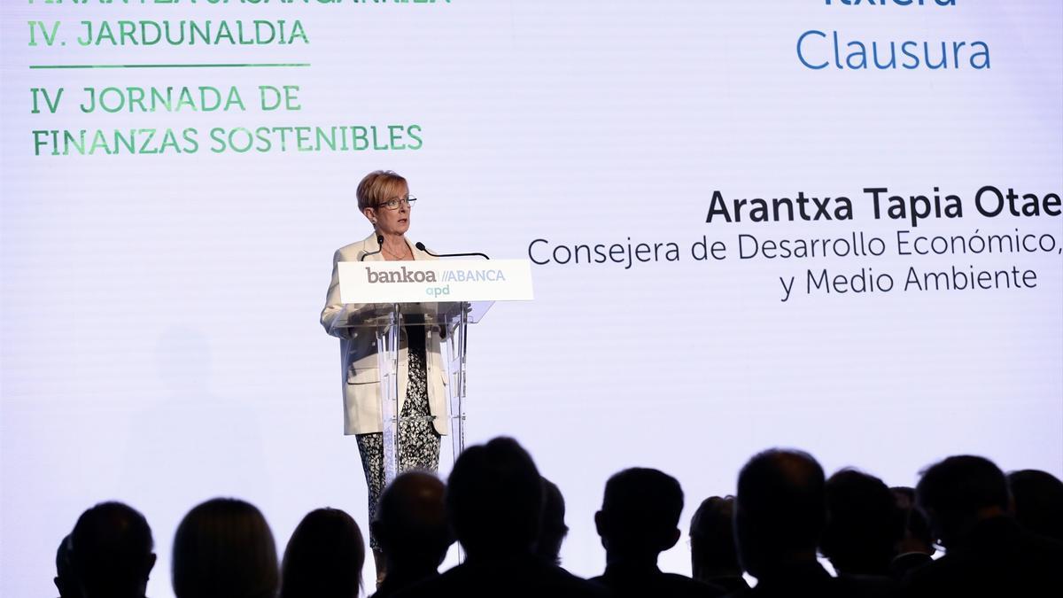 La consejera de Desarrollo Económico, Sostenibilidad y Medio Ambiente, Arantxa Tapia, en la clausura de la IV Jornada de Finanzas Sostenibles de Bankoa Abanka y APD, en Bilbao