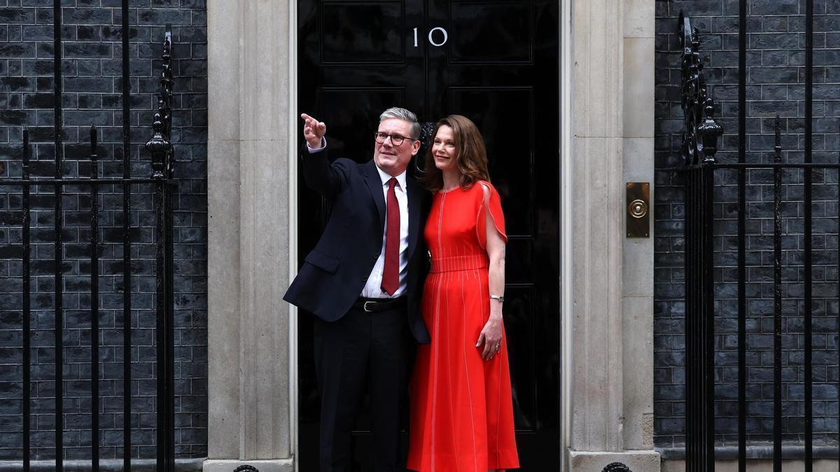 Keir Starmer y su mujer, Victoria Starmer, ante el número 10 de Downing Street.