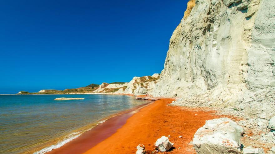 La playa Xi, de arena roja y con paredes blancas, en la isla de Cefalonia (Grecia).