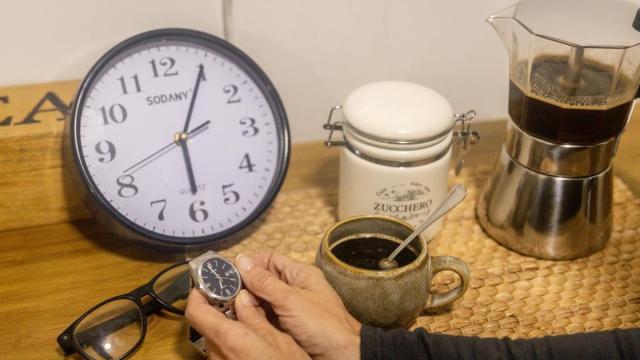 Una persona ajusta las manecillas de su reloj de pulsera tras el cambio horario como el que se implantará en la madrugada de este domingo.