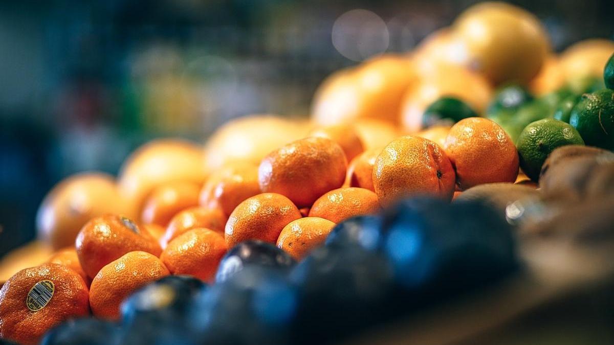 Mandarinas junto a otras frutas en el supermercado.