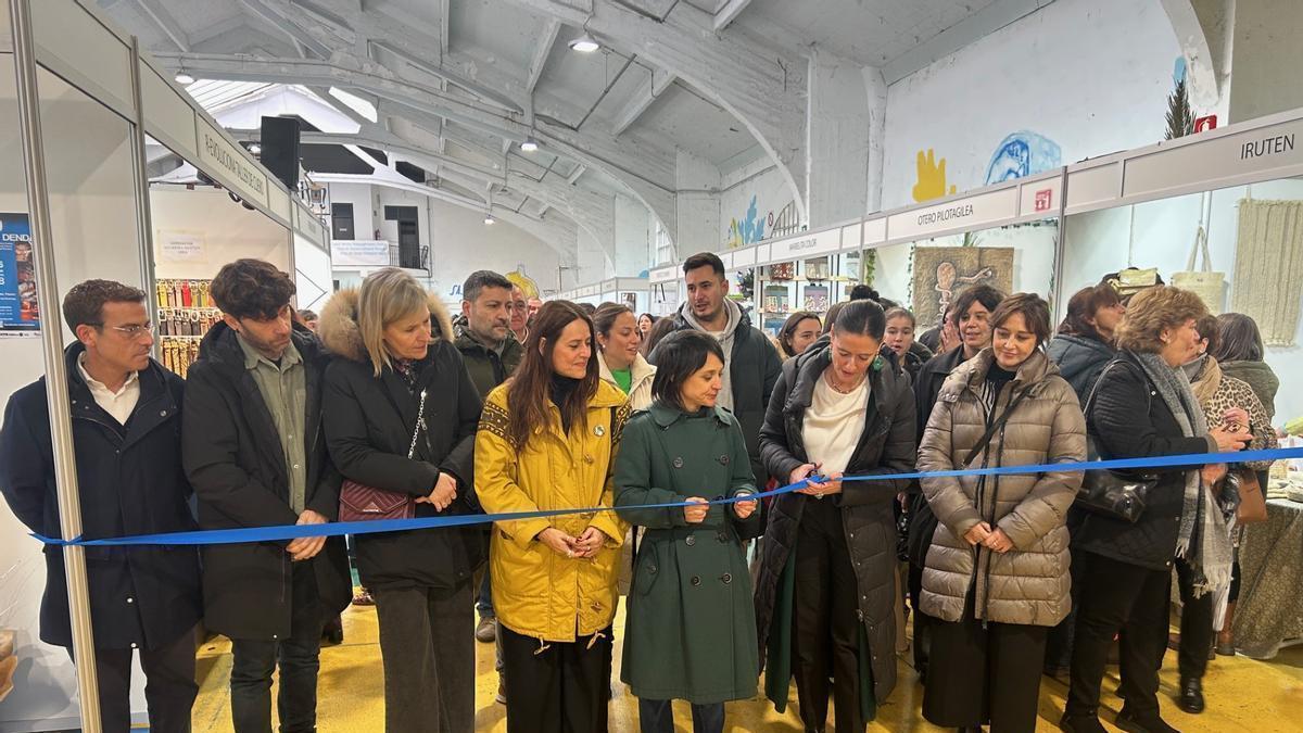 Mireia Elkoroiribeha realizado el corte de cinta para inaugurar la Euskal Denda