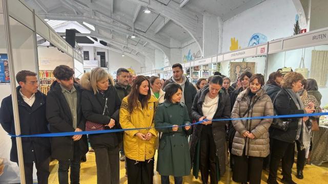 Mireia Elkoroiribeha realizado el corte de cinta para inaugurar la Euskal Denda