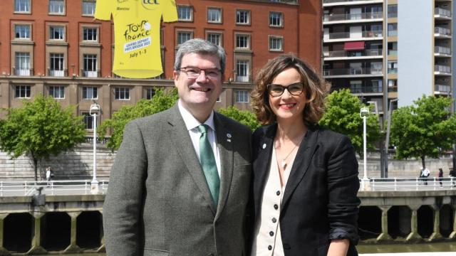 Juan Mari Aburto y Elixabete Etxanobe en un acto de campaña electoral Juan Mari Aburto y Elixabete Etxanobe en un acto de campaña electoral