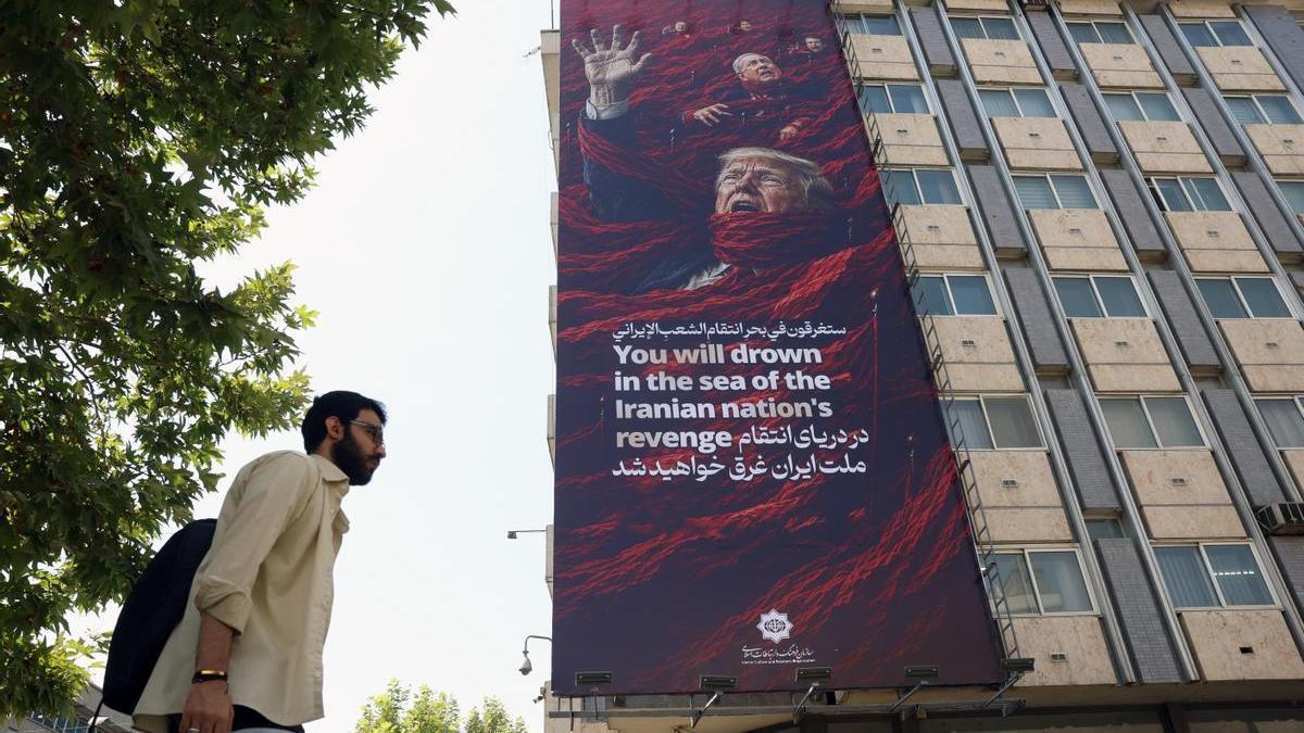 Una enorme valla publicitaria antiestadounidense e antiisraelí, con la imagen de Trump y Netanyahu, cuelga de un edificio en Teherán.