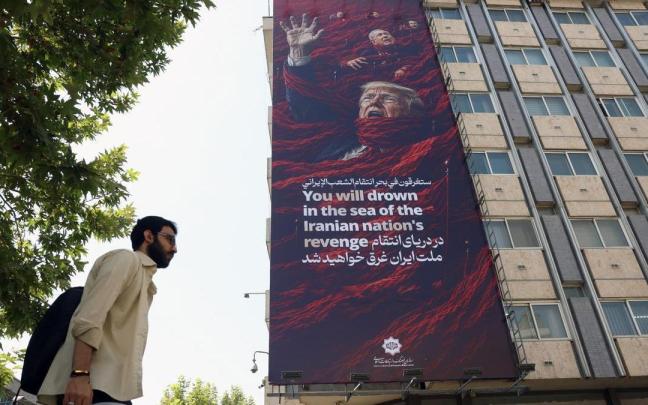 Una enorme valla publicitaria antiestadounidense e antiisraelí, con la imagen de Trump y Netanyahu, cuelga de un edificio en Teherán.