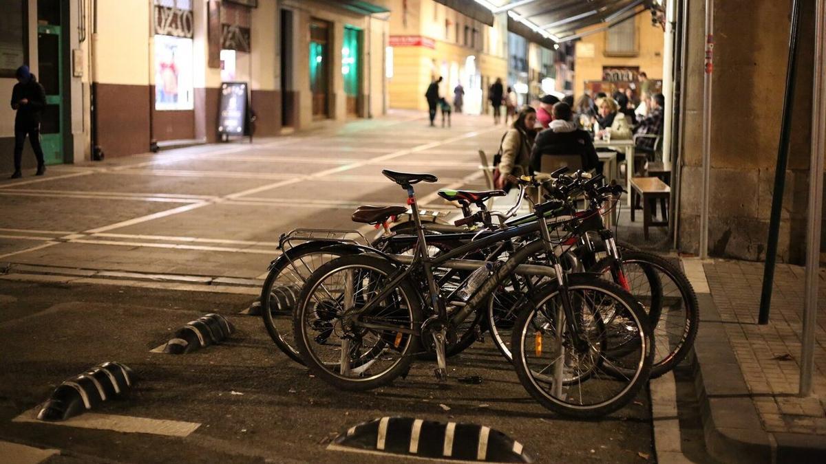 Bicis aparcadas en la calle San Agustín, junto a las zonas de ocio.