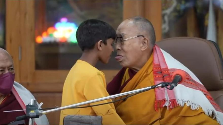 El dalái lama en el momento en el que pide al niño que le "chupe" la lengua.