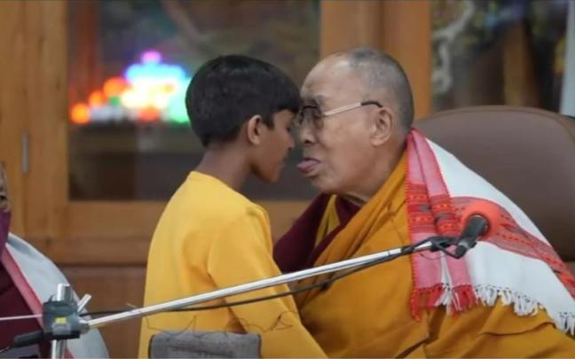 El dalái lama en el momento en el que pide al niño que le "chupe" la lengua.