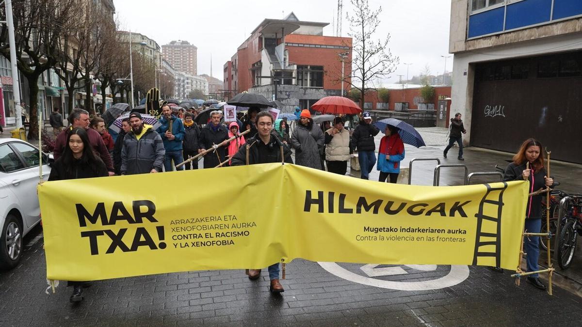 Marcha de SOS Racismo desde Trintxerpe hasta Donostia