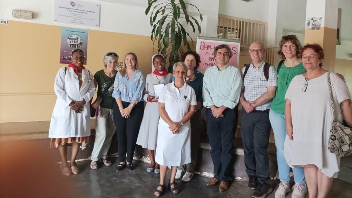 La consejera Maeztu el resto de la delegación de la cooperación navarra, en su visita al centro de las Hermanas Hospitalarias en Maputo.