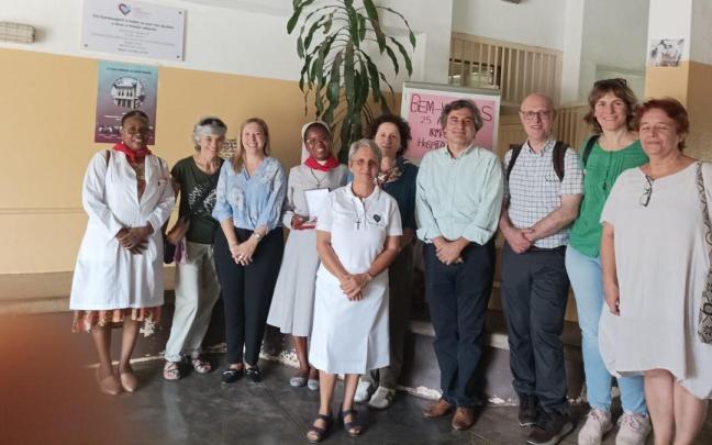 La consejera Maeztu el resto de la delegación de la cooperación navarra, en su visita al centro de las Hermanas Hospitalarias en Maputo.