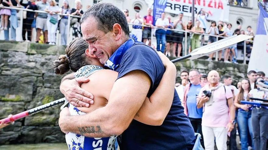 Abrazo con su aita tras ganar La Concha