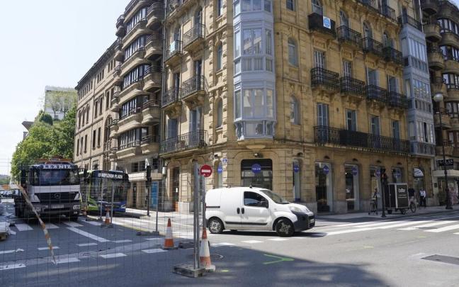 Esquina de Easo San Martín, vallada ejecutar la obra de un pozo de ventilación del Topo.