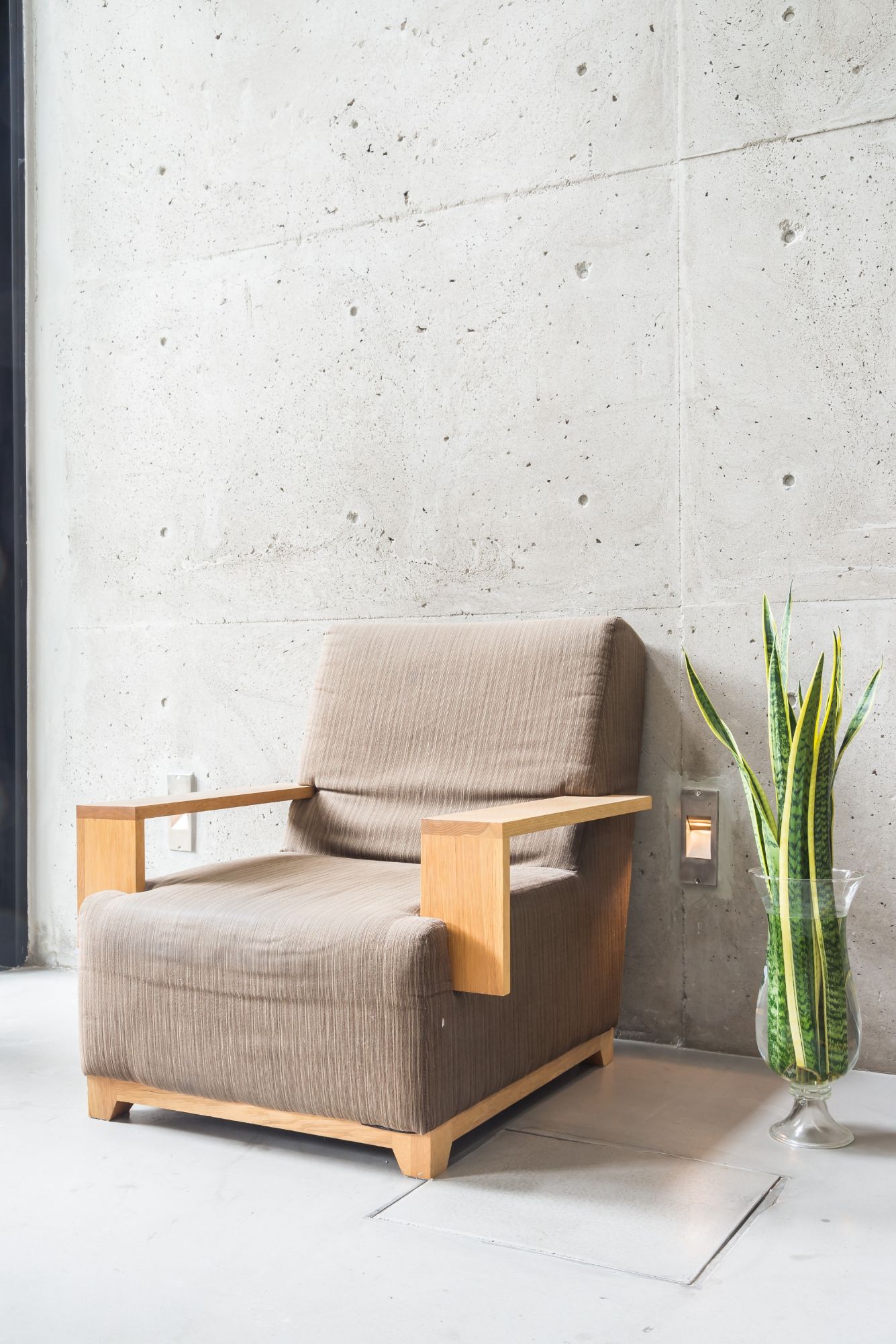 Una planta artificial pone la nota de color a un austero rincón.