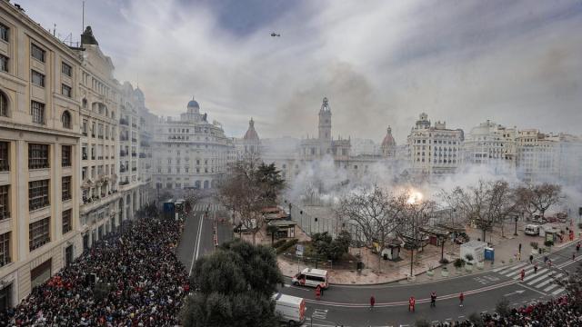 Imagen de una mascletá en la plaza del Ayuntamiento de Valencia
