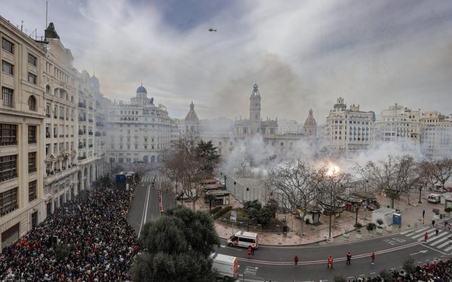 Imagen de una mascletá en la plaza del Ayuntamiento de Valencia Imagen de una mascletá en la plaza del Ayuntamiento de Valencia