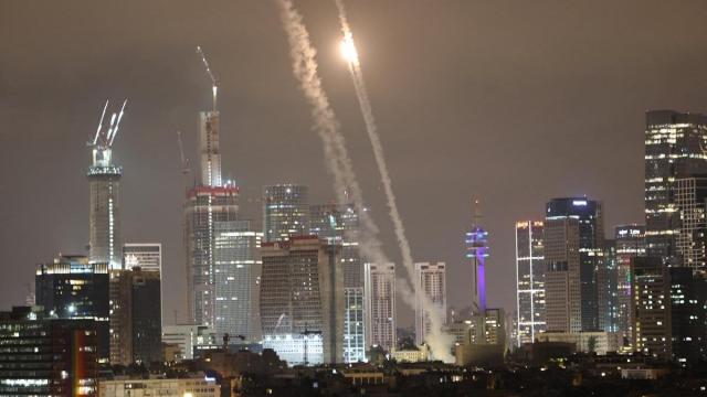 La 'cúpula de hierro' israelí intercepta varios misiles lanzados por Irán contra Tel Aviv. / EFE La 'cúpula de hierro' israelí intercepta varios misiles lanzados por Irán contra Tel Aviv.