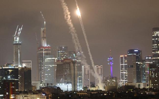 La 'cúpula de hierro' israelí intercepta varios misiles lanzados por Irán contra Tel Aviv. / EFE La 'cúpula de hierro' israelí intercepta varios misiles lanzados por Irán contra Tel Aviv.