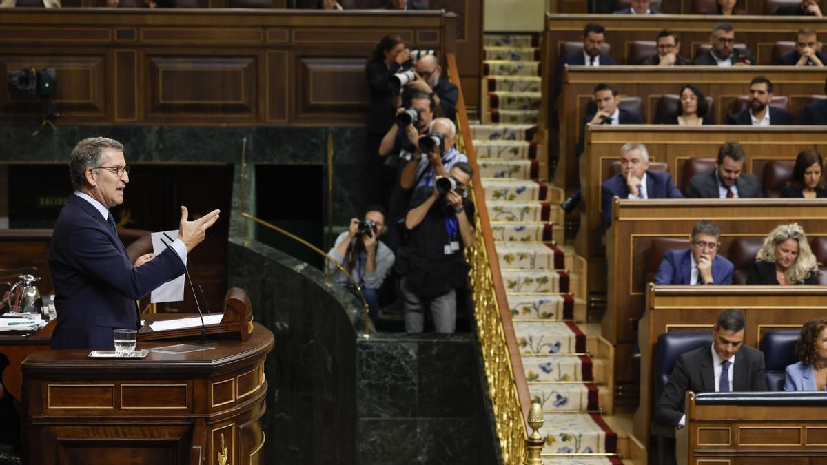 El líder del PP, Alberto Núñez Feijóo, interviene en el Congreso ante la mirada de Pedro Sánchez.