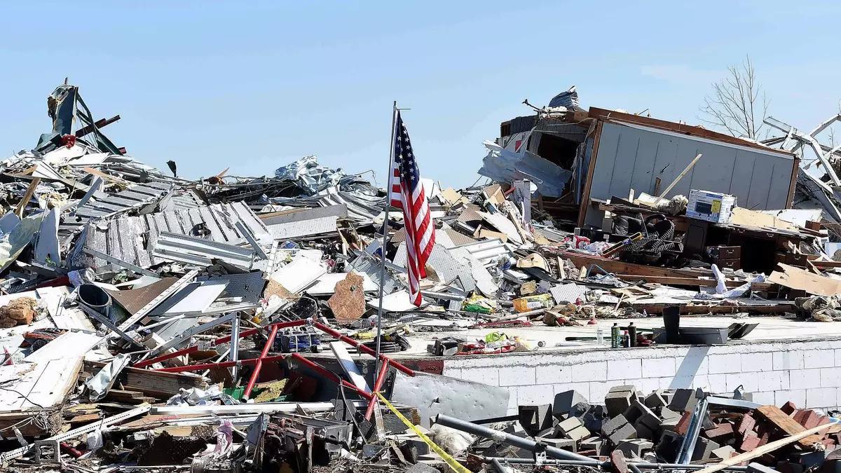 Fotografía de archivo de los escombros causados por un tornado en Estados Unidos