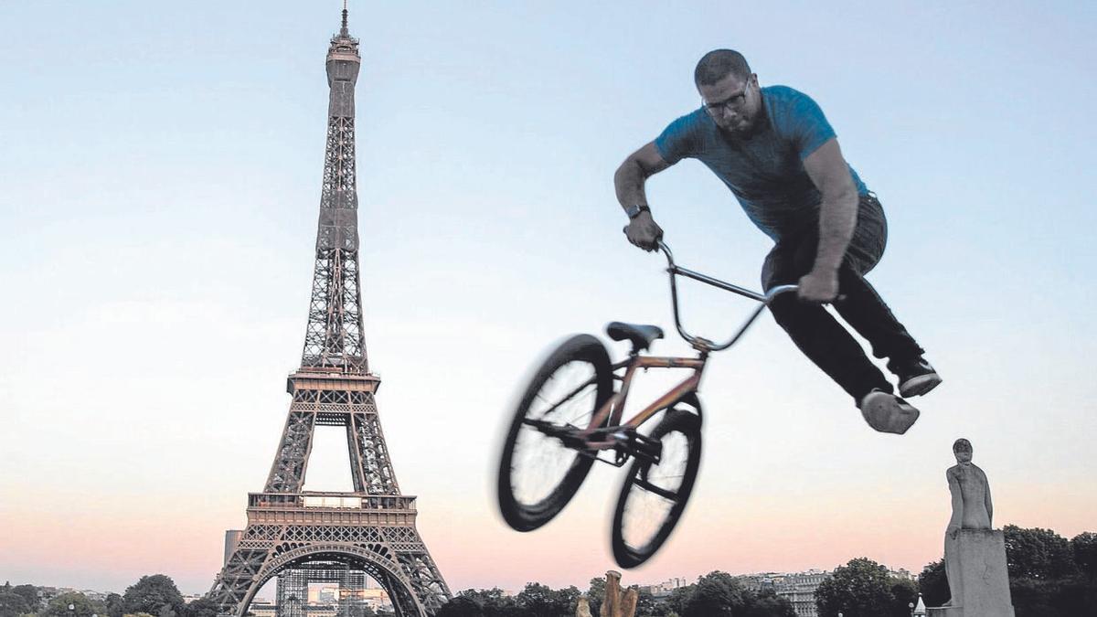 Una imagen de archivo de un ciclista haciendo acrobacias cerca de la Torre Eiffel