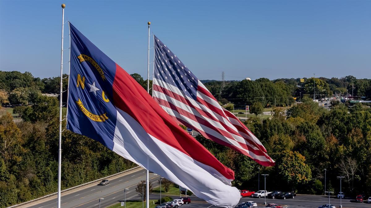 La bandera de Estados Unidos y la del estado de Carolina del Norte en una imagen de archivo.