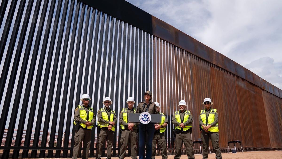 La secretaria de Seguridad Nacional estadounidense, Kristi Noem, en la valla fronteriza con México