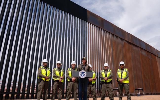 La secretaria de Seguridad Nacional estadounidense, Kristi Noem, en la valla fronteriza con México