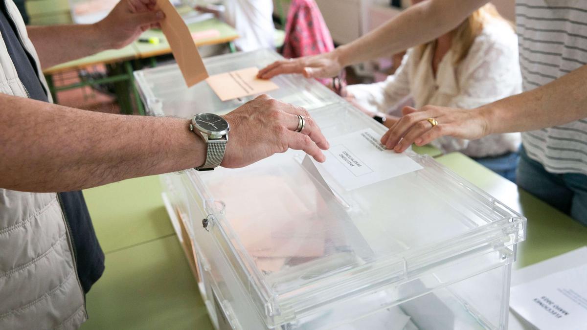 Un ciudadano deposita su voto en una urna electoral.