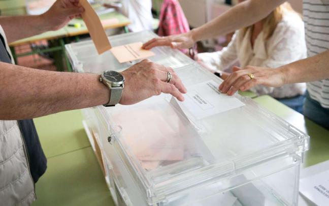 Un ciudadano deposita su voto en una urna electoral.