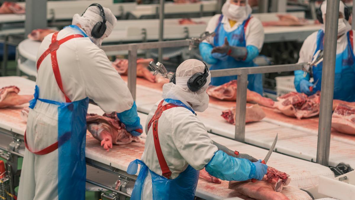 Trabajadores de una empresa de productos cárnicos.