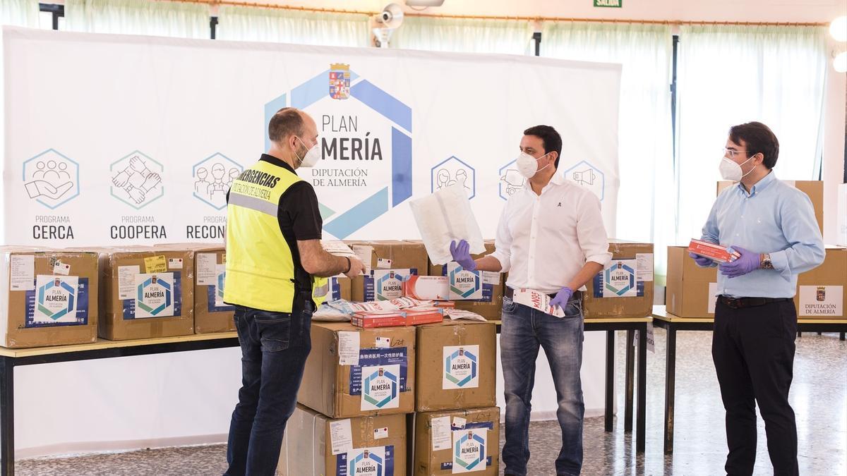 Javier Aureliano García y Fernándo Gimenez, en la entrega de material higiénico-sanitario para repartir a los ayuntamientos.
