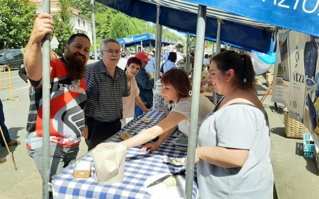 Stand de quesería Soloitza en una pasada feria de San Isidro en Respaldiza / Araceli Oiarzabal Stand de quesería Soloitza en una pasada feria de San Isidro en Respaldiza