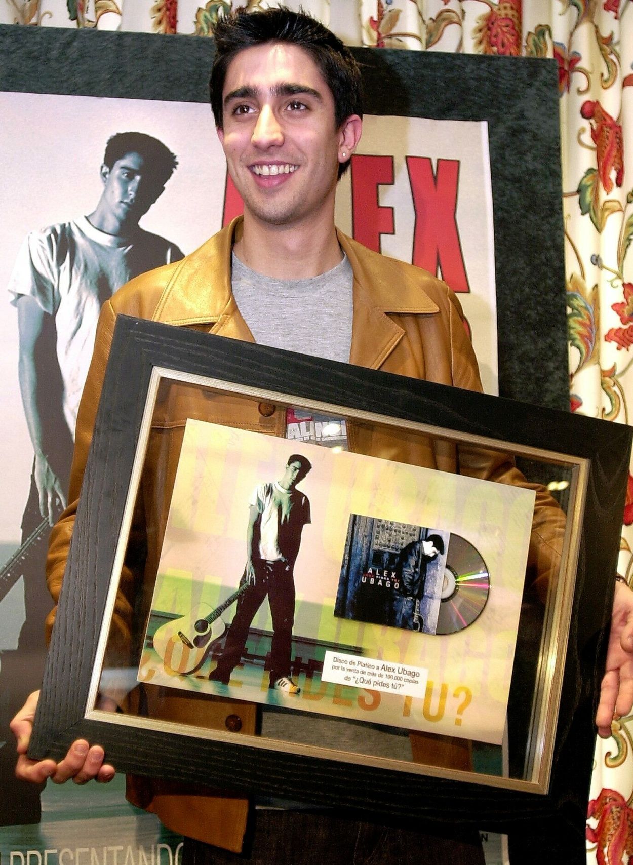 El cantautor donostiarra Álex Ubago posando en el año 2002 tras haber recibido su primer disco de platino por su trabajo ‘¿Qué pides tú?’.