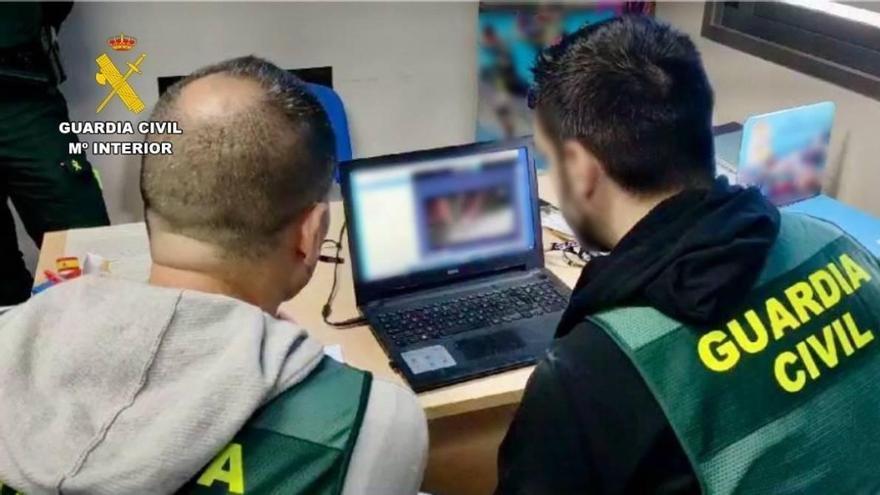 La Guardia Civil registra el ordenador de un pedófilo con más de 2,5 terabytes de contenido sexual infantil que ha sido detenido en la provincia de Cáceres