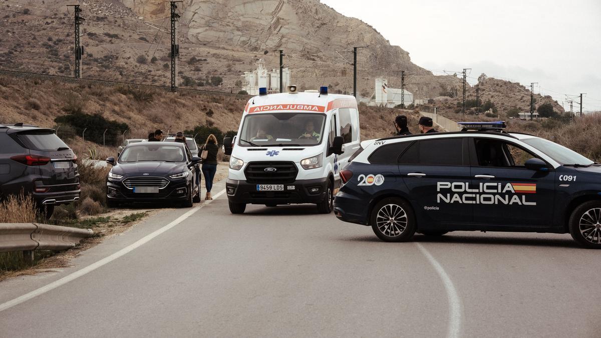 Una ambulancia y un coche de policía nacional en el lugar donde se ha producido una explosión en una empresa pirotécnica