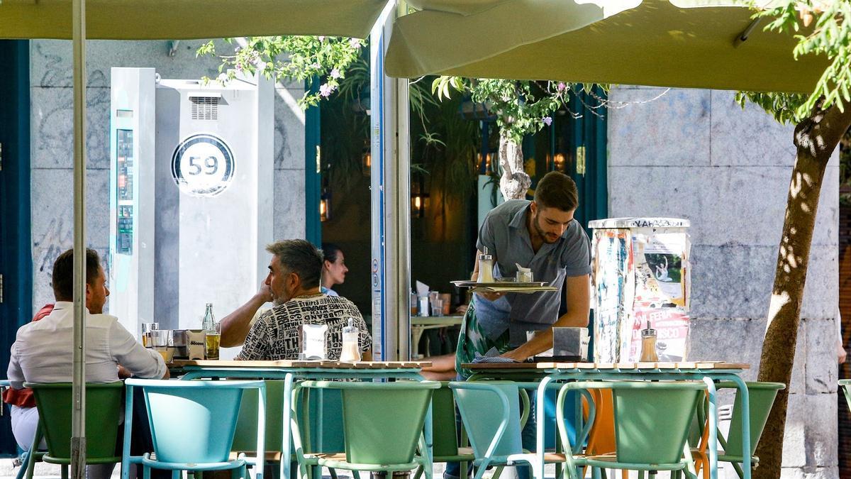 Un camarero trabaja en una terraza de Madrid durante la época estival.