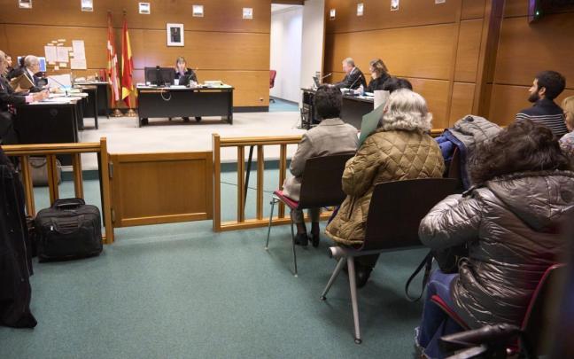 Foto archivo: Los antiabortistas acusados de un delito de acción por concentrase frente a una clínica de Vitoria-Gasteiz.