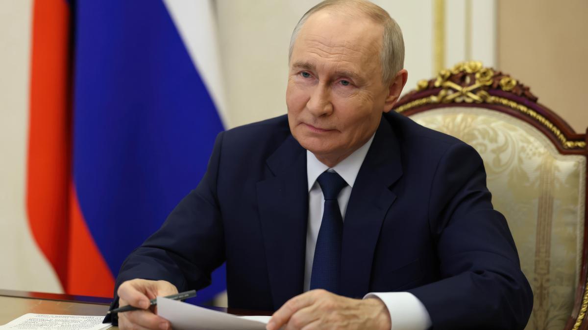 El presidente ruso, Vladímir Putin, participa por videoconferencia desde el Kremlin en la ceremonia de puesta en marcha de un nuevo sistema de gasificación, el 18 de septiembre de 2026 en Moscú.