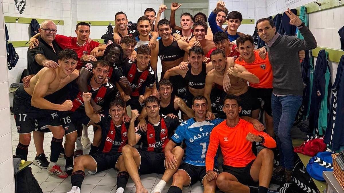Los jugadores del Arenas celebran la victoria en el vestuario. / ARENAS CLUB