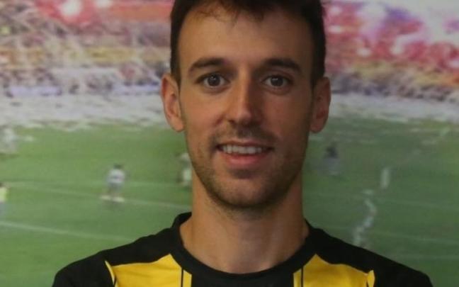 Pardo posa con la camiseta de su nuevo equipo, el Aris griego. / N.G.