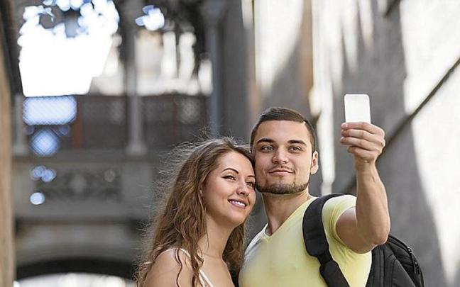 Sacarse fotos con el móvil para difundirlas en las redes sociales es una práctica común. | FOTO: FREEPIK