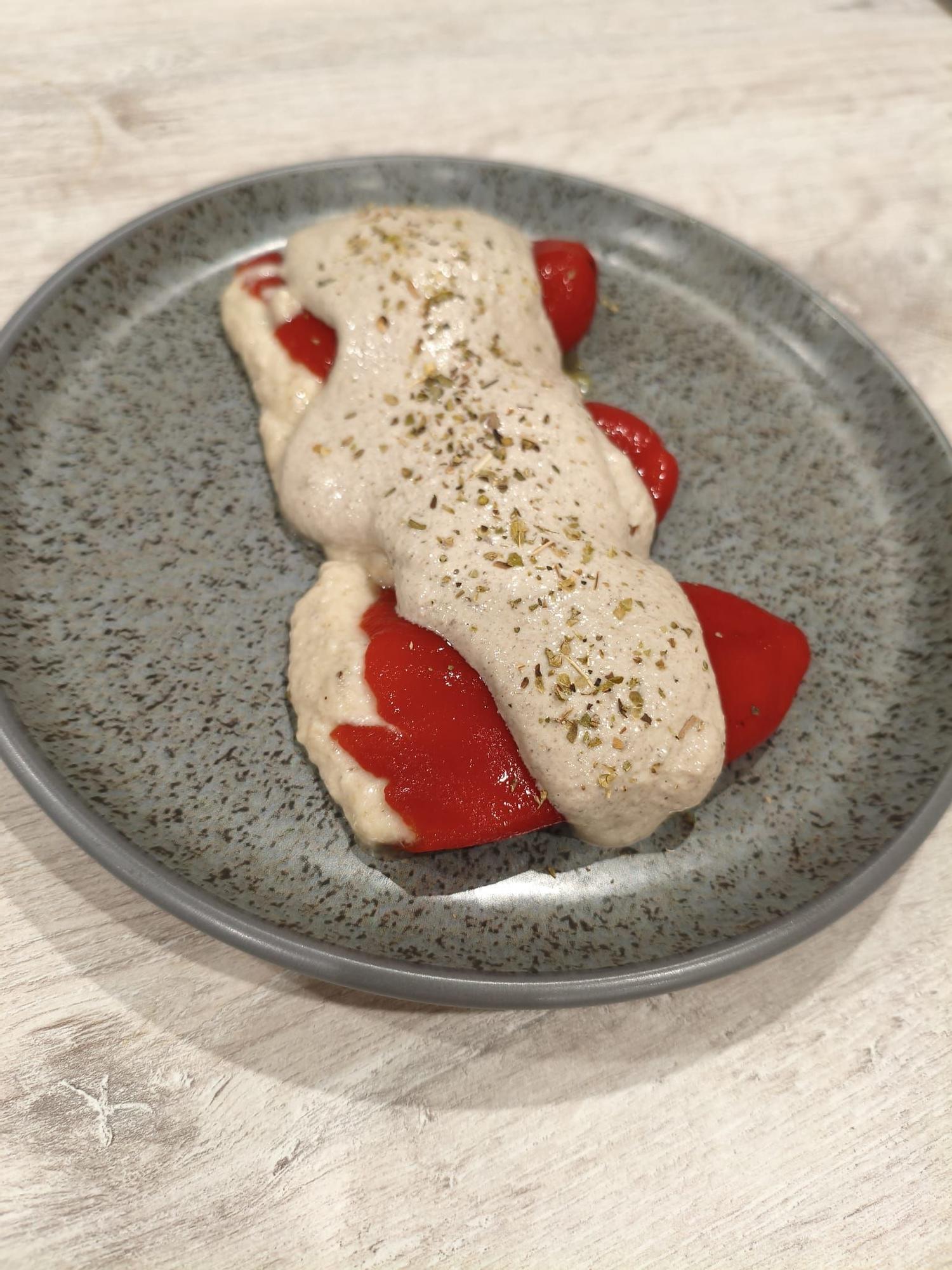 Pimientos rellenos de setas variadas con salsa de hongos.