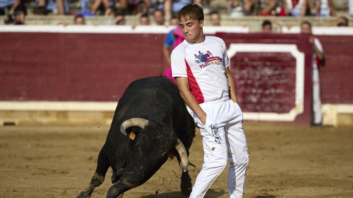 Los recortadores muestran un gran arrojo y un enorme control ante la embestida de los toros a la hora de hacer sus quiebros.