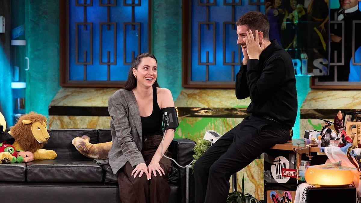 Esther Gómez junto a David Broncano en 'La Revuelta'