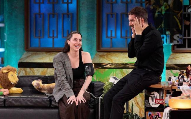 Esther Gómez junto a David Broncano en 'La Revuelta'