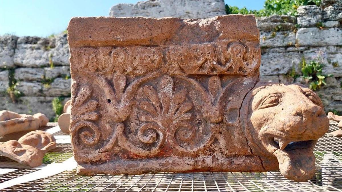 Excepcional hallazgo de cientos de estatuas y altares en el templo de Paestum.